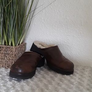 UGGS VINTAGE LEATHER CLOGS.